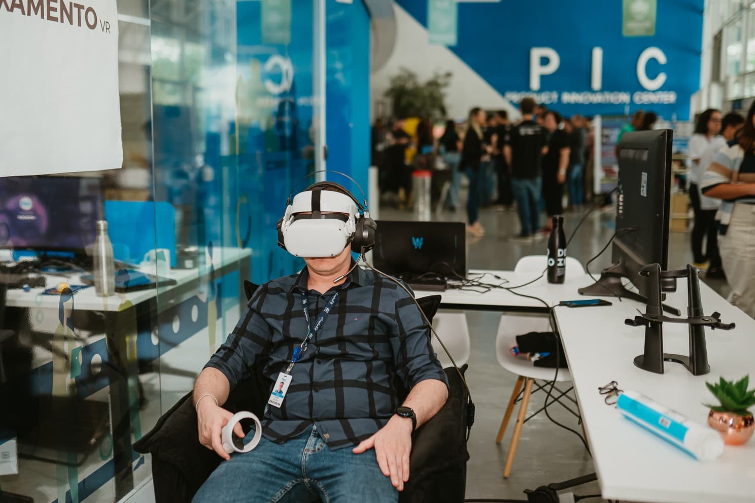 Participant using a VR headset at the PIC (Product Innovation Center) during AtmosFeras Demoday