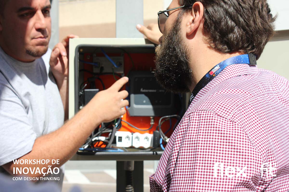Team examining ConectCar lane infrastructure at Maxi Shopping Jundiaí during the field research day.